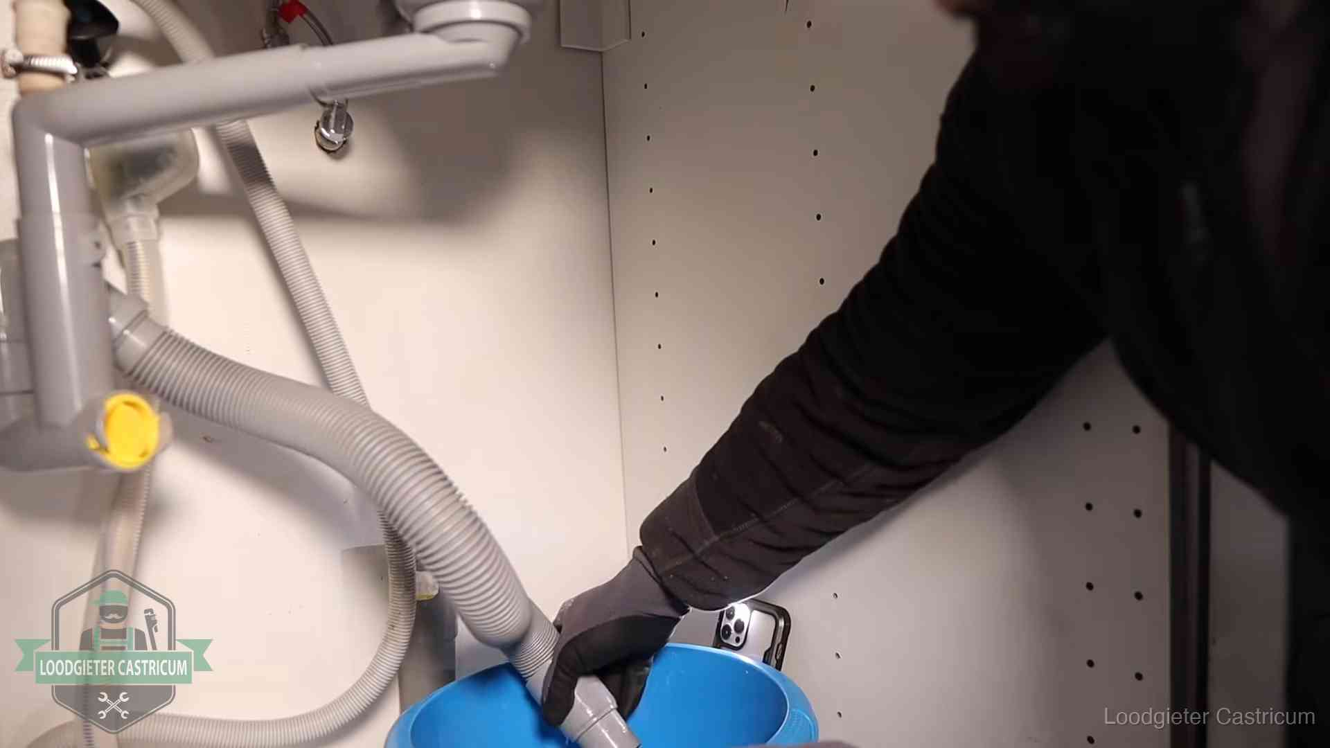 Zelf je afvoer legen in Castricum Afvoerslang loopt leeg in een emmer onder de gootsteen in Castricum, een klus die je zelf kunt doen