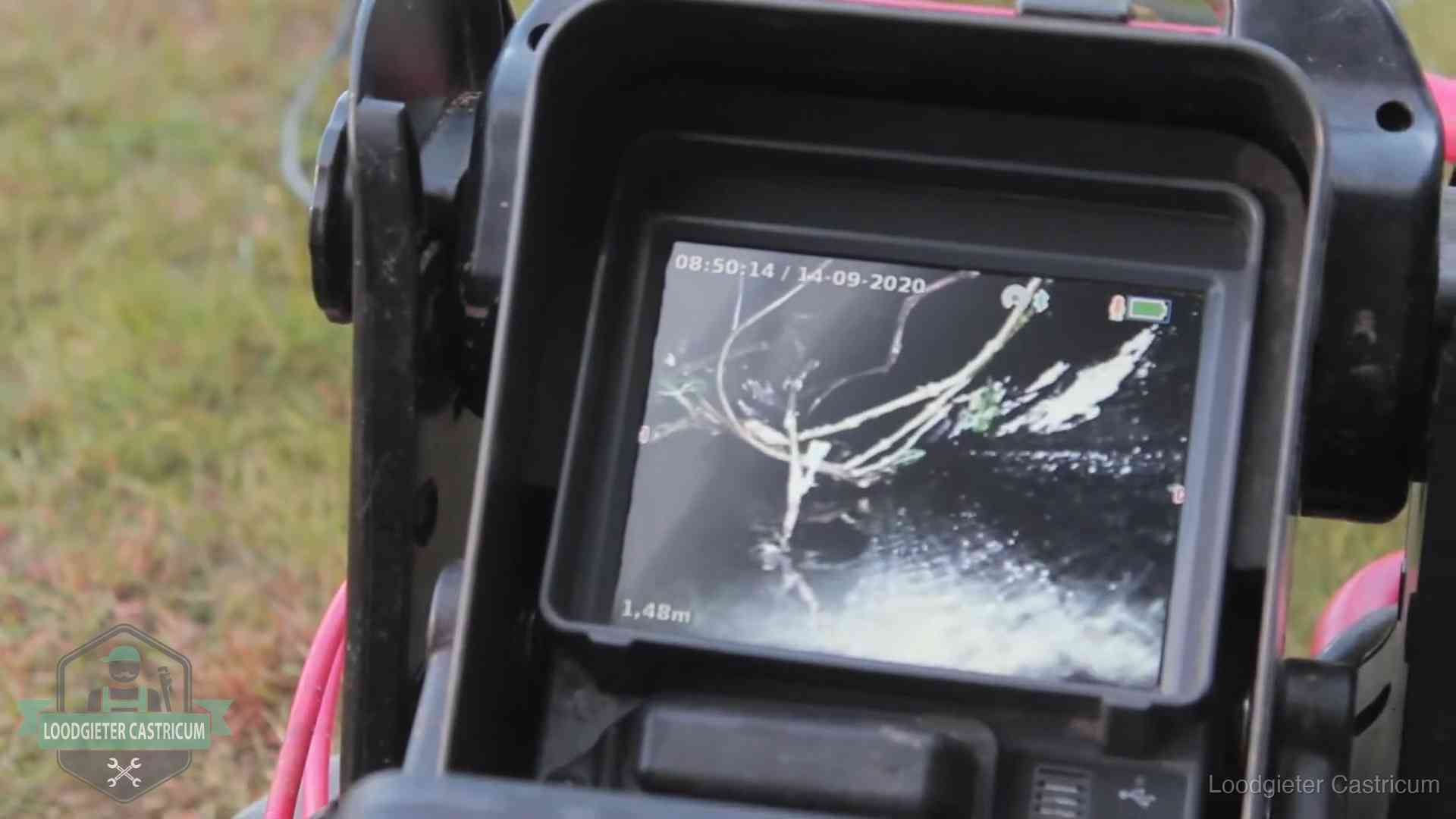 Camera-inspectie van het riool in Castricum Monitor van een rioolcamera toont wortelingroei in de rioolbuis bij een woning in Castricum