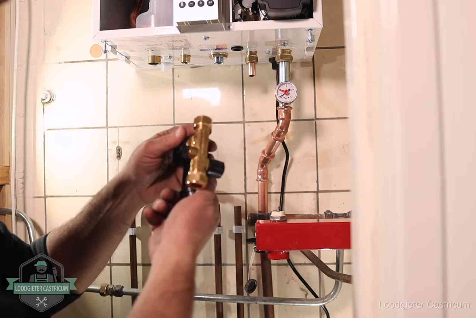 Zelf cv-druk bijvullen in Castricum Vulkraan en manometer onder een cv-ketel voor het bijvullen van de waterdruk in Castricum