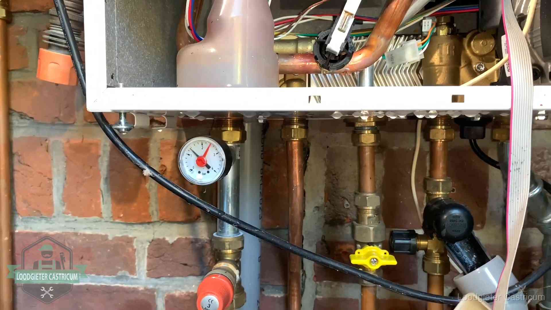 Cv-ketel verliest druk in Castricum Manometer en aansluitleidingen onder een cv-ketel in Castricum bij controle op drukverlies