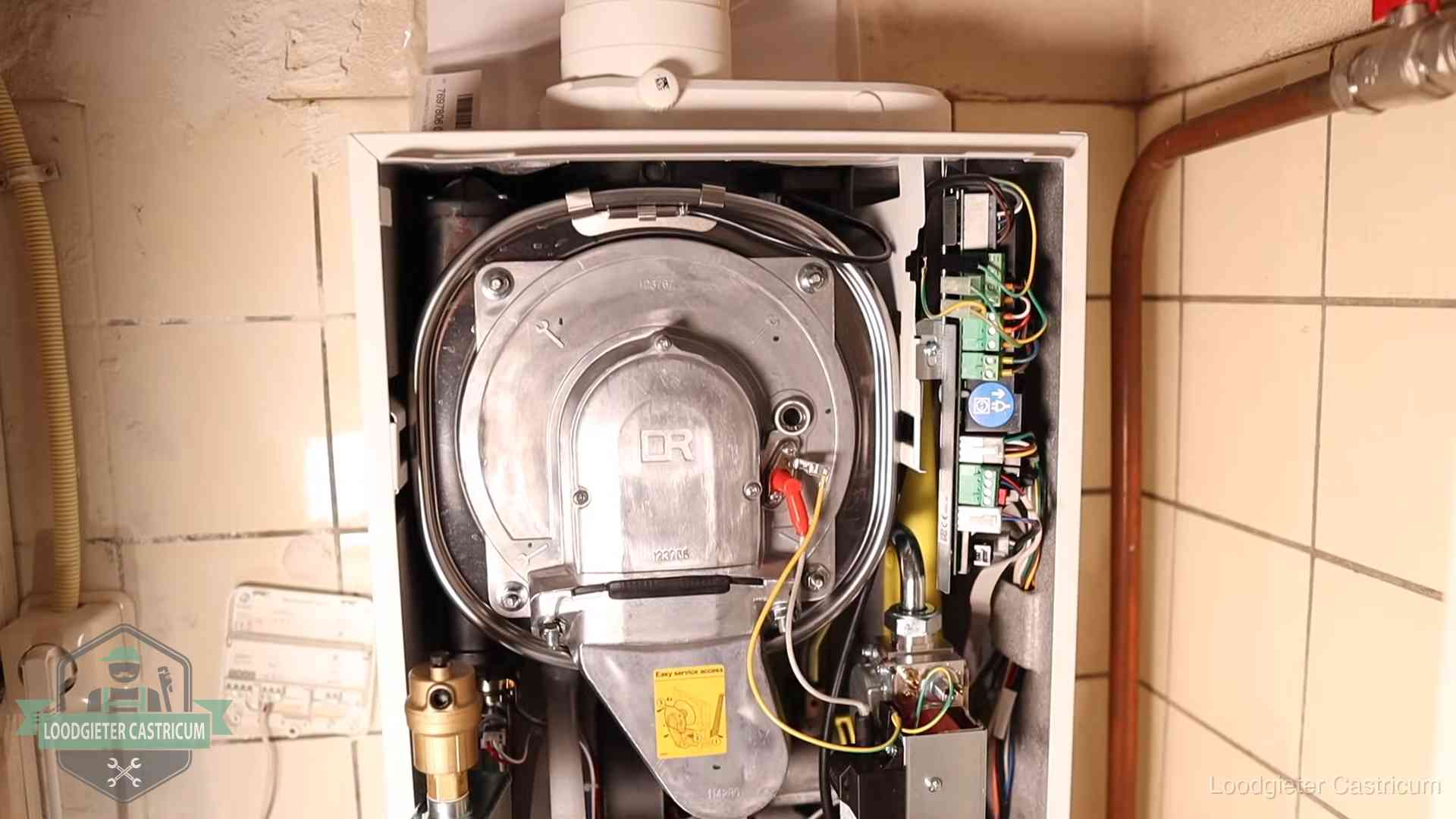 Hoe vaak cv-onderhoud in Castricum Geopende cv-ketel met warmtewisselaar tijdens periodiek onderhoud in Castricum