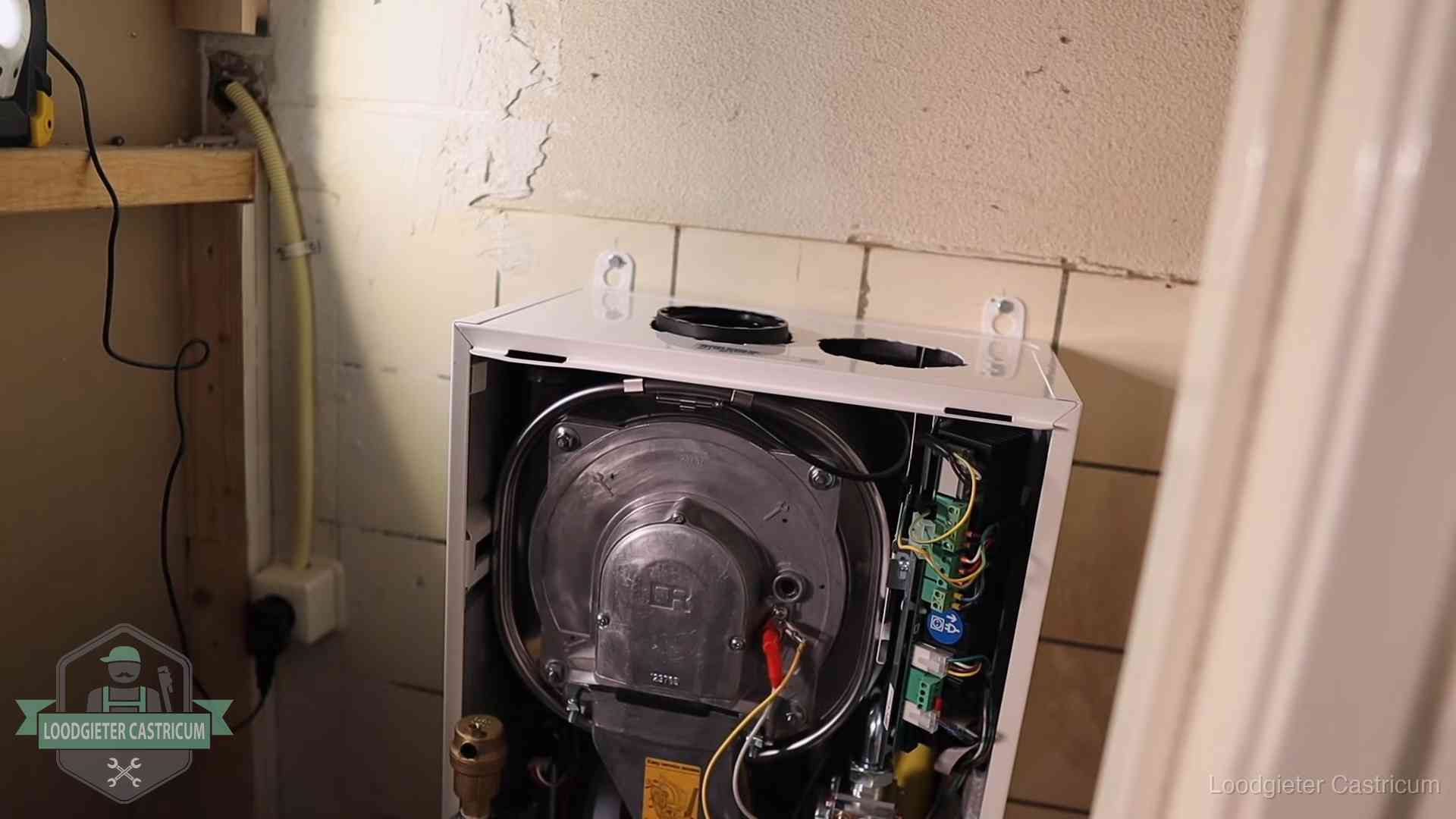 Onderhoudsbeurt cv-ketel in Castricum Geopende cv-ketel tijdens een onderhoudsbeurt in Castricum, met brander en warmtewisselaar zichtbaar