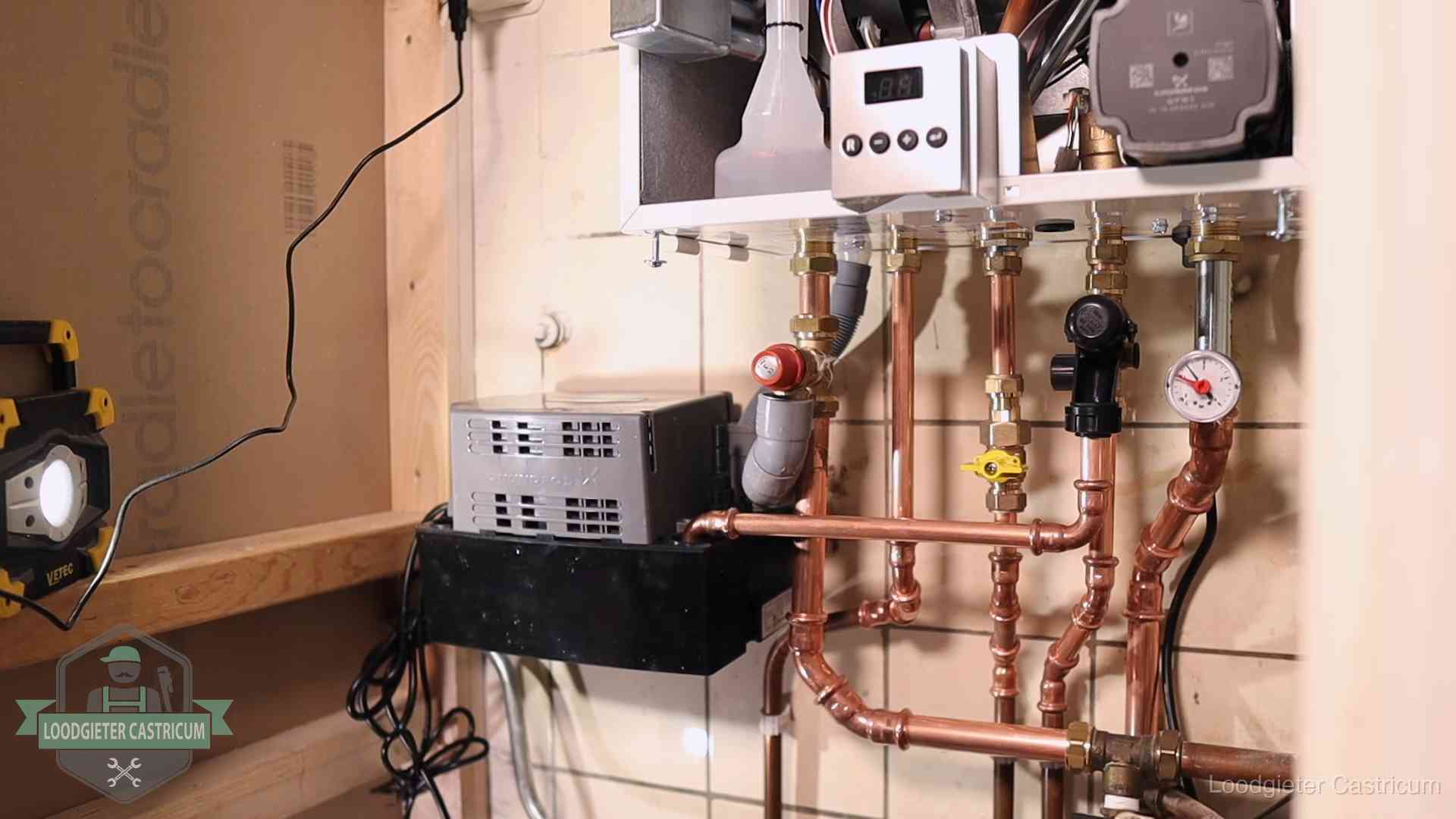 Levensduur van je cv-ketel in Castricum Nieuw koperen leidingwerk met pomp en manometer onder een vervangen cv-opstelling in Castricum