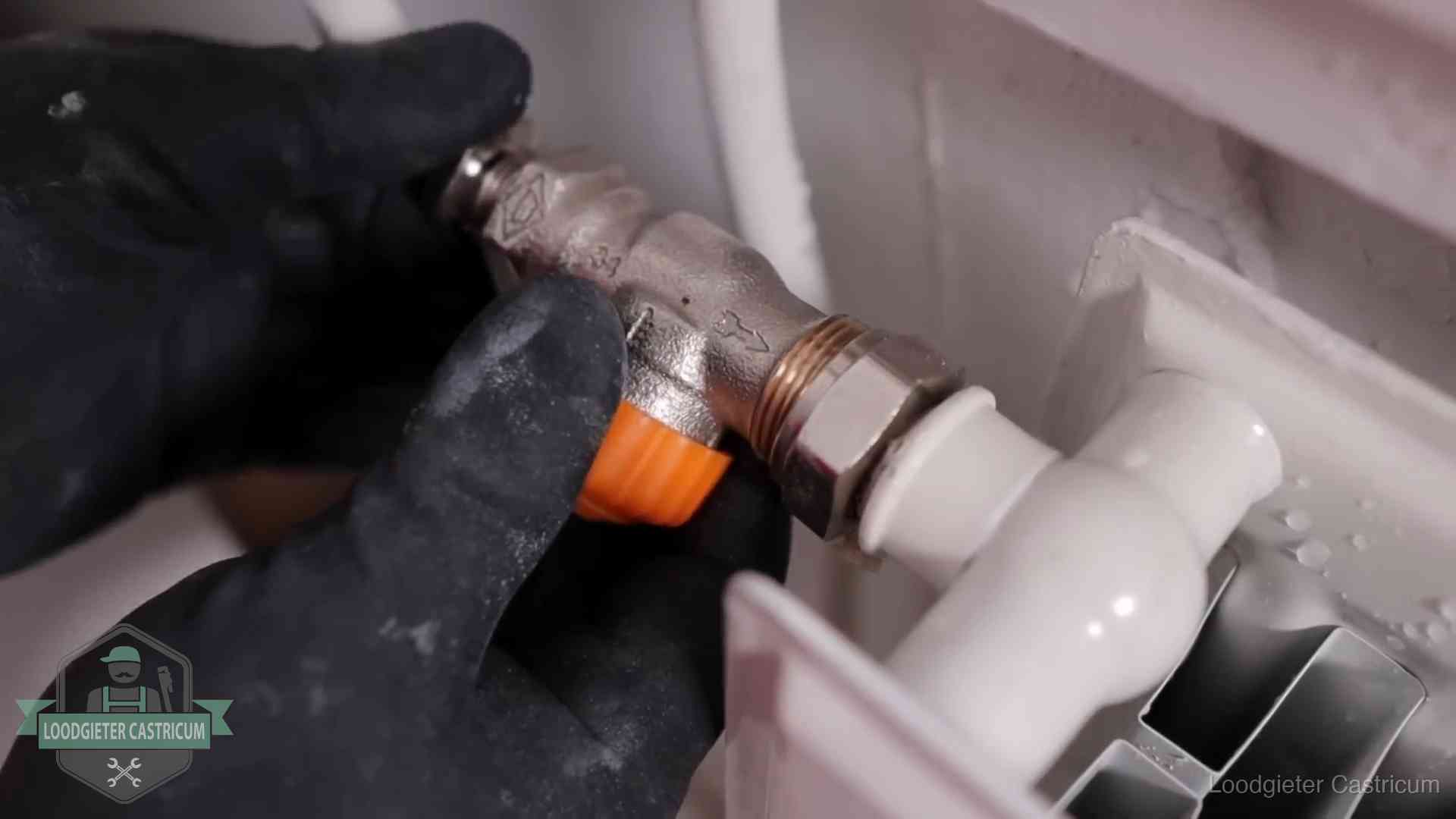 Je cv winterklaar maken in Castricum Thermostaatkraan wordt gemonteerd op een radiator in Castricum voor het stookseizoen