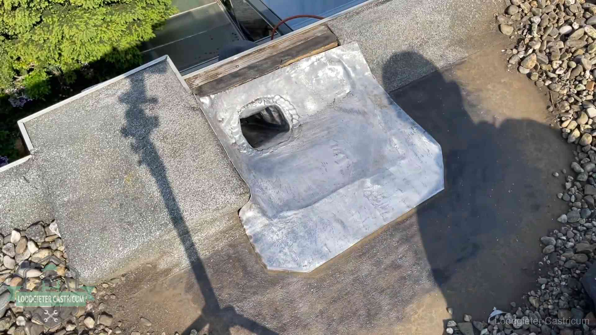 Vers afgedichte dakdoorvoer met lood en zink op een plat dak in Castricum