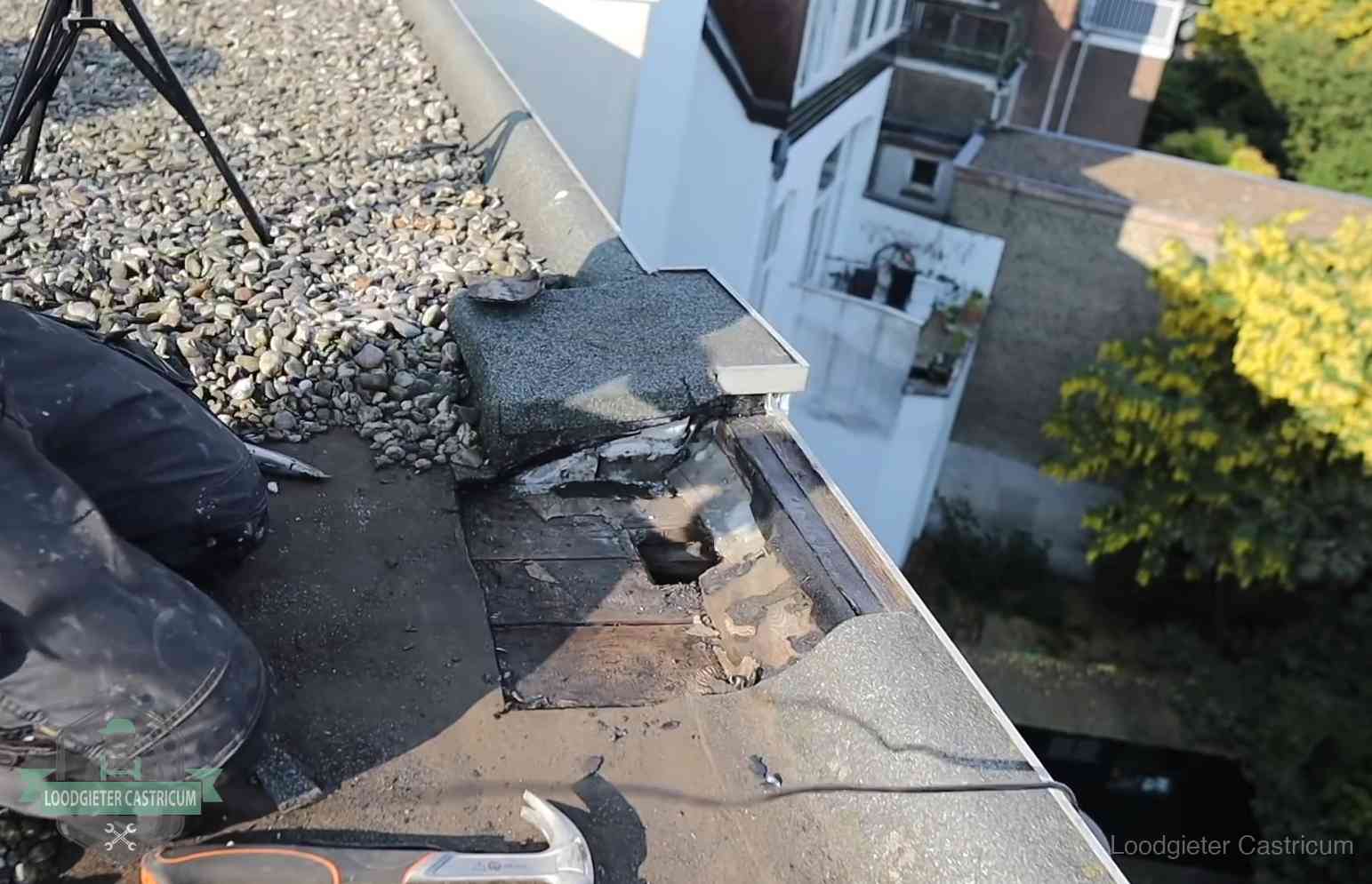 Opengelegde dakrand met verrot dakbeschot door een langdurige daklekkage in Castricum