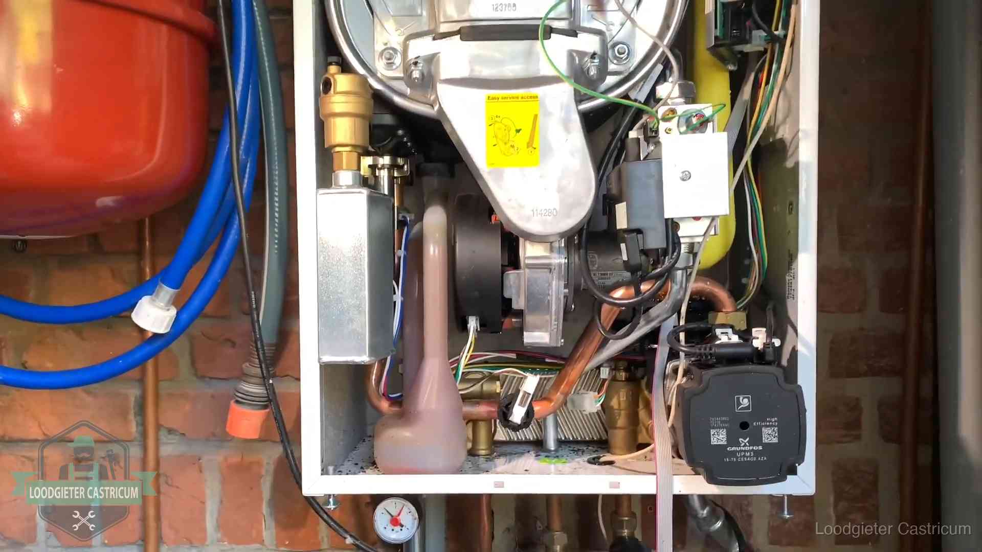 Expansievat en waterdruk in Castricum Geopende cv-ketel met rood expansievat in een woning in Castricum