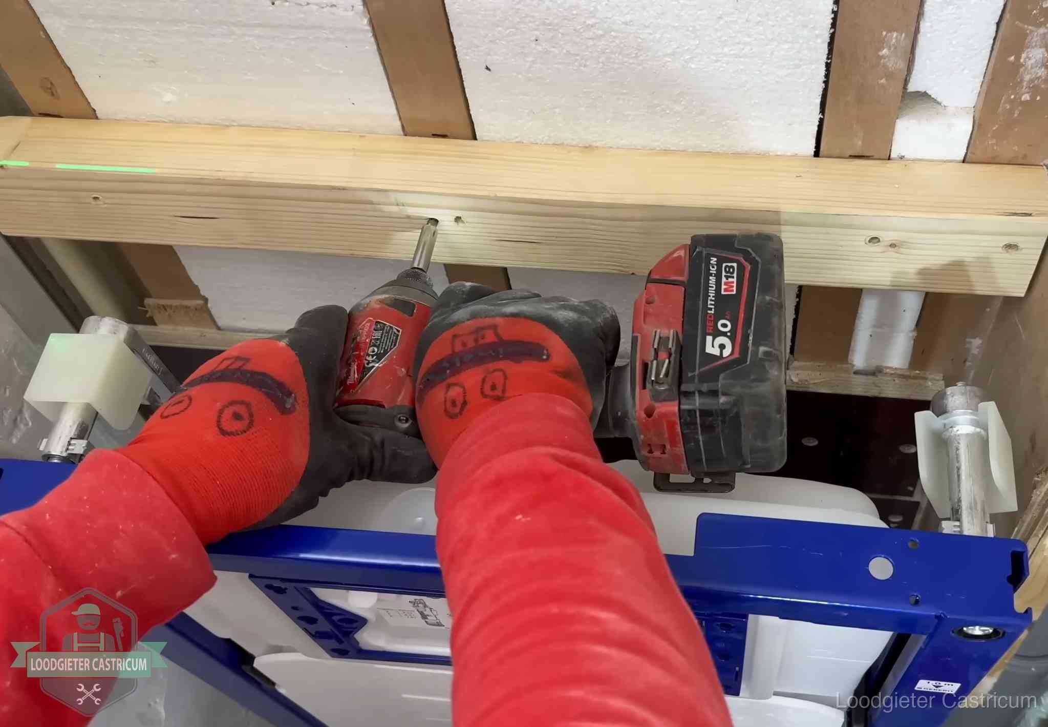Monteur bevestigt een inbouwreservoir voor een hangend toilet in Castricum