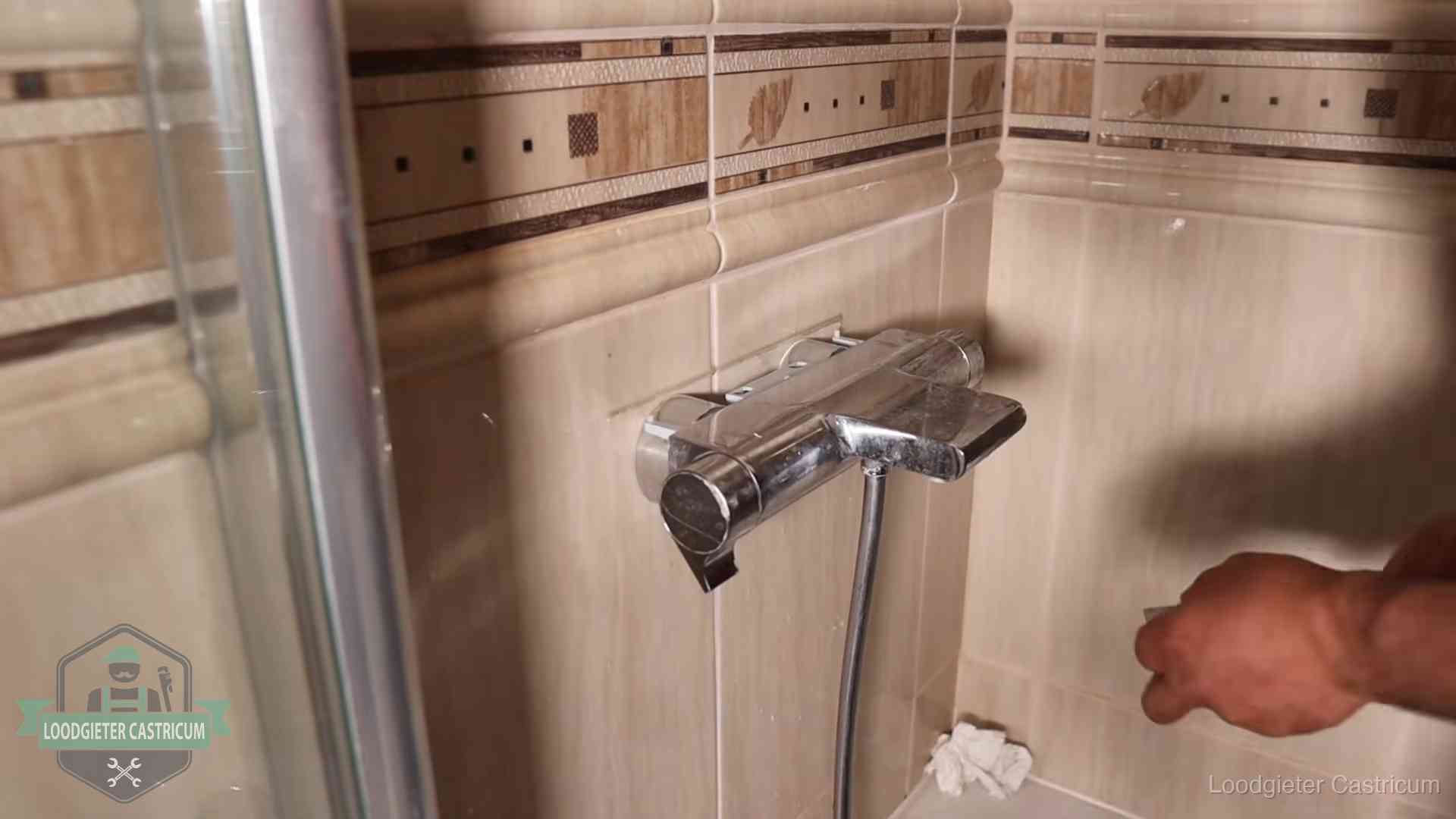 Kalkaanslag en je cv-ketel in Castricum Verkalkte douche-mengkraan in Castricum, hetzelfde kalk dat zich in de warmtewisselaar afzet