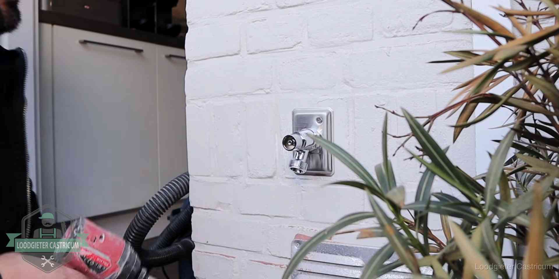 Chromen kraan op een muurplaat bij een woning in Castricum, dichtdraaien is stap een van de lektest