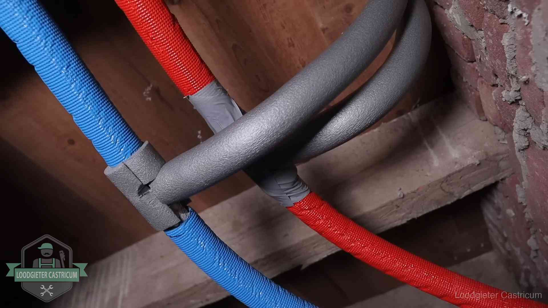 Bevroren leidingen voorkomen in Castricum Geïsoleerde waterleidingen langs houten balken tegen bevriezing in Castricum