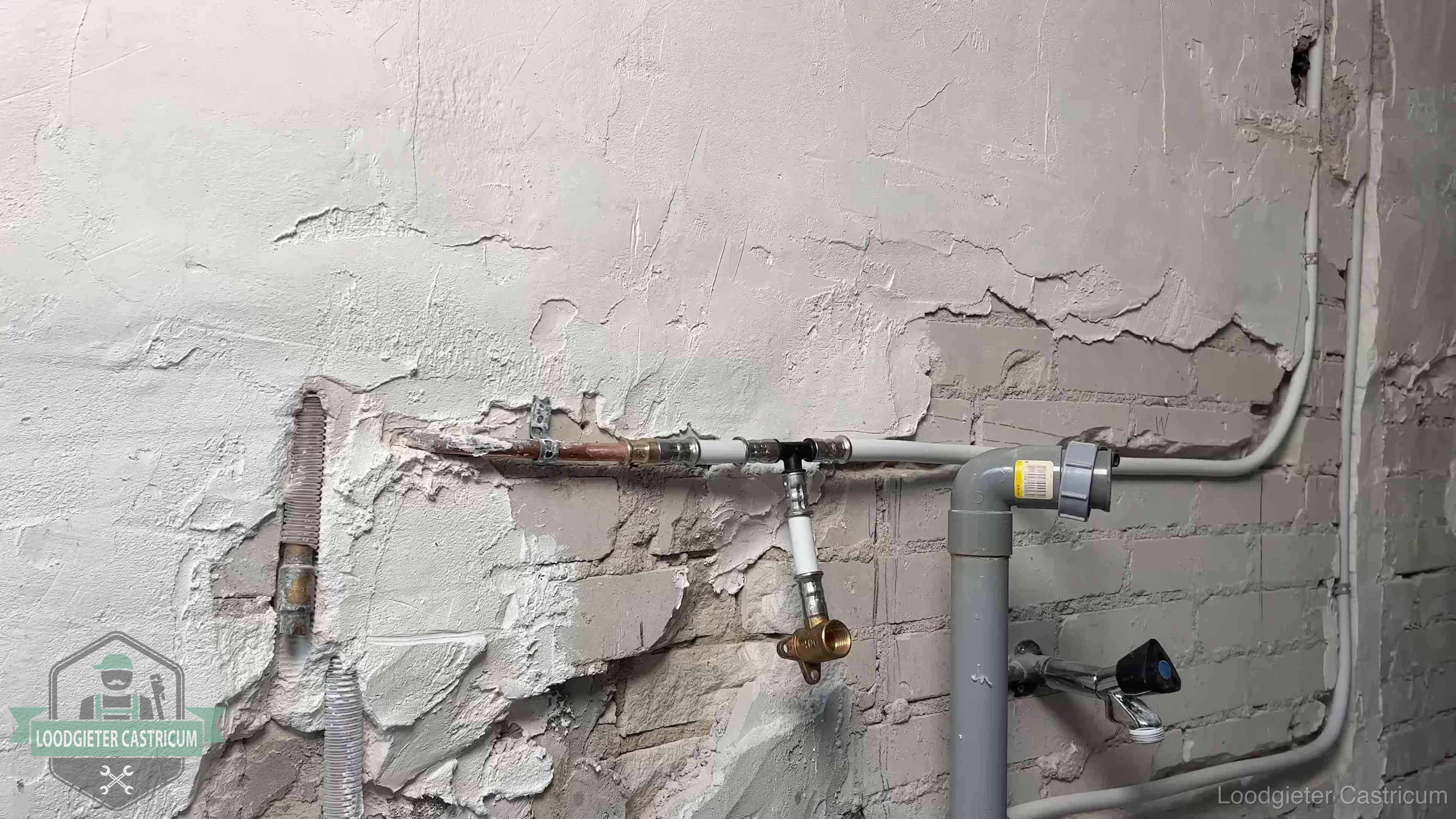 Nieuw leidingwerk naast een oud verroest leidingrestant in een woning in Castricum