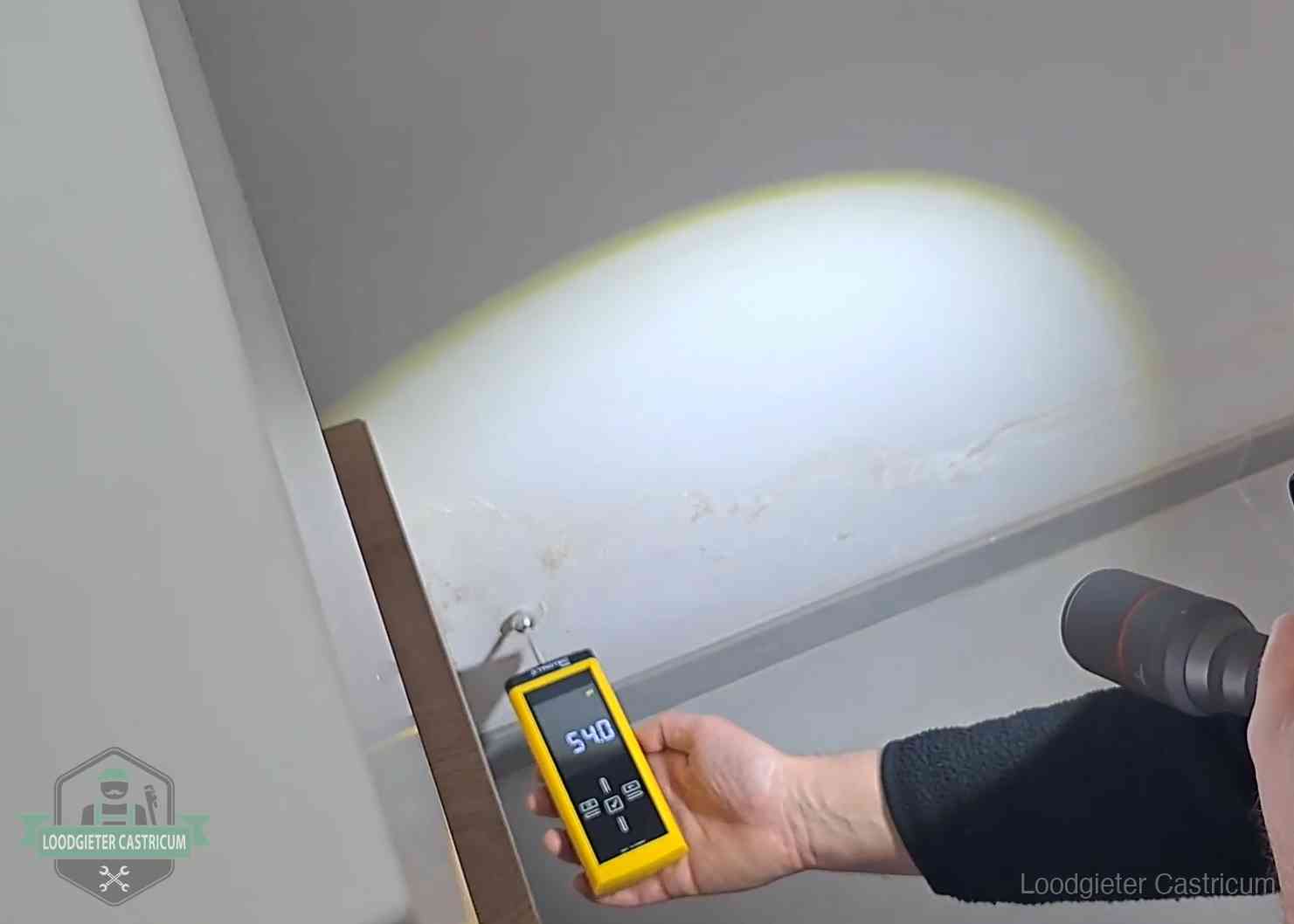 Lekdetectie-technieken in Castricum Vochtmeter tegen een natte wand met lekkagesporen in Castricum