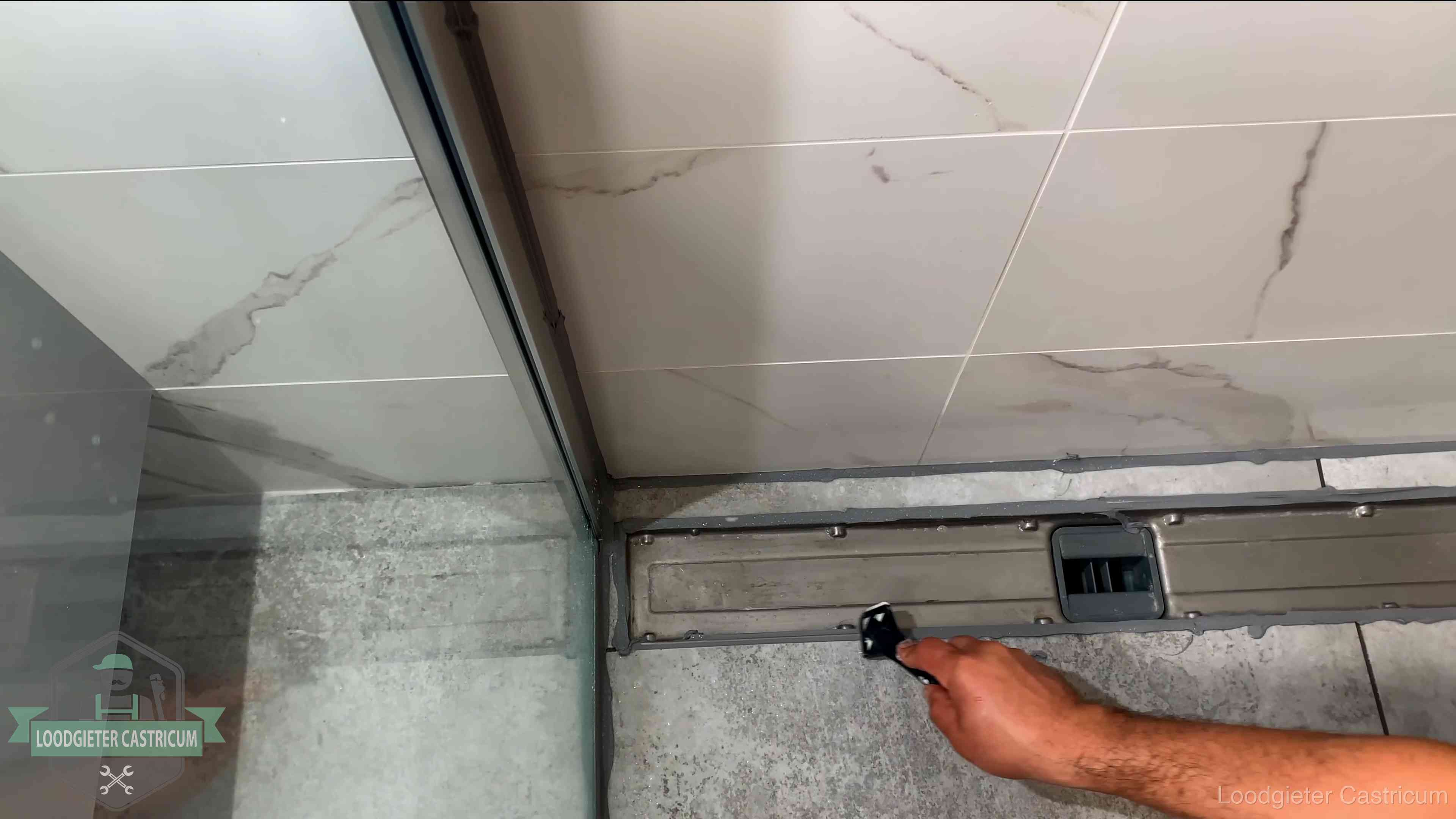 Lekkage in de badkamer verhelpen in Castricum Verse kitrand langs de douchegoot in een betegelde badkamer in Castricum
