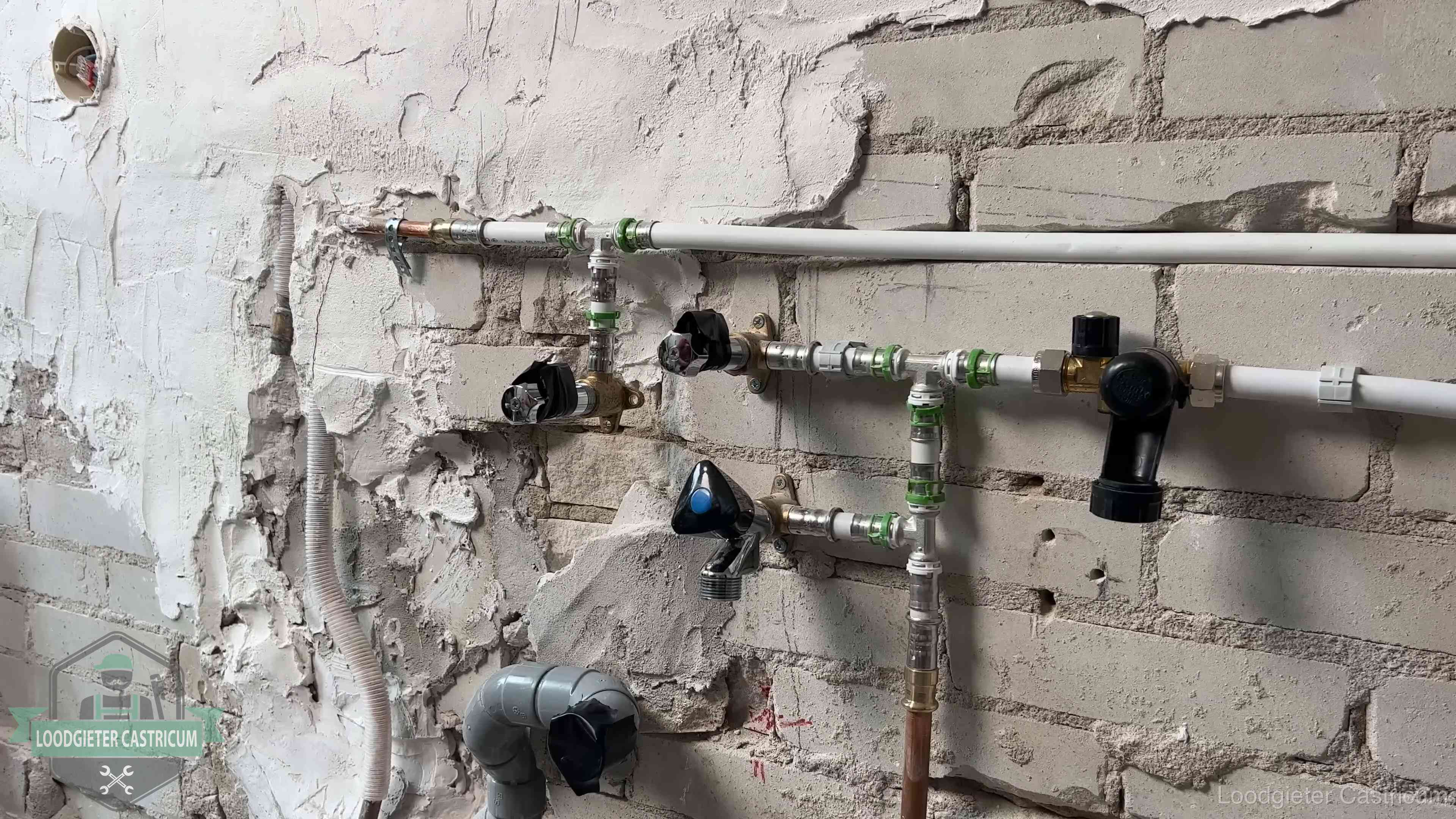 Nieuw aangelegd leidingwerk met persfittingen tijdens een verbouwing in Castricum