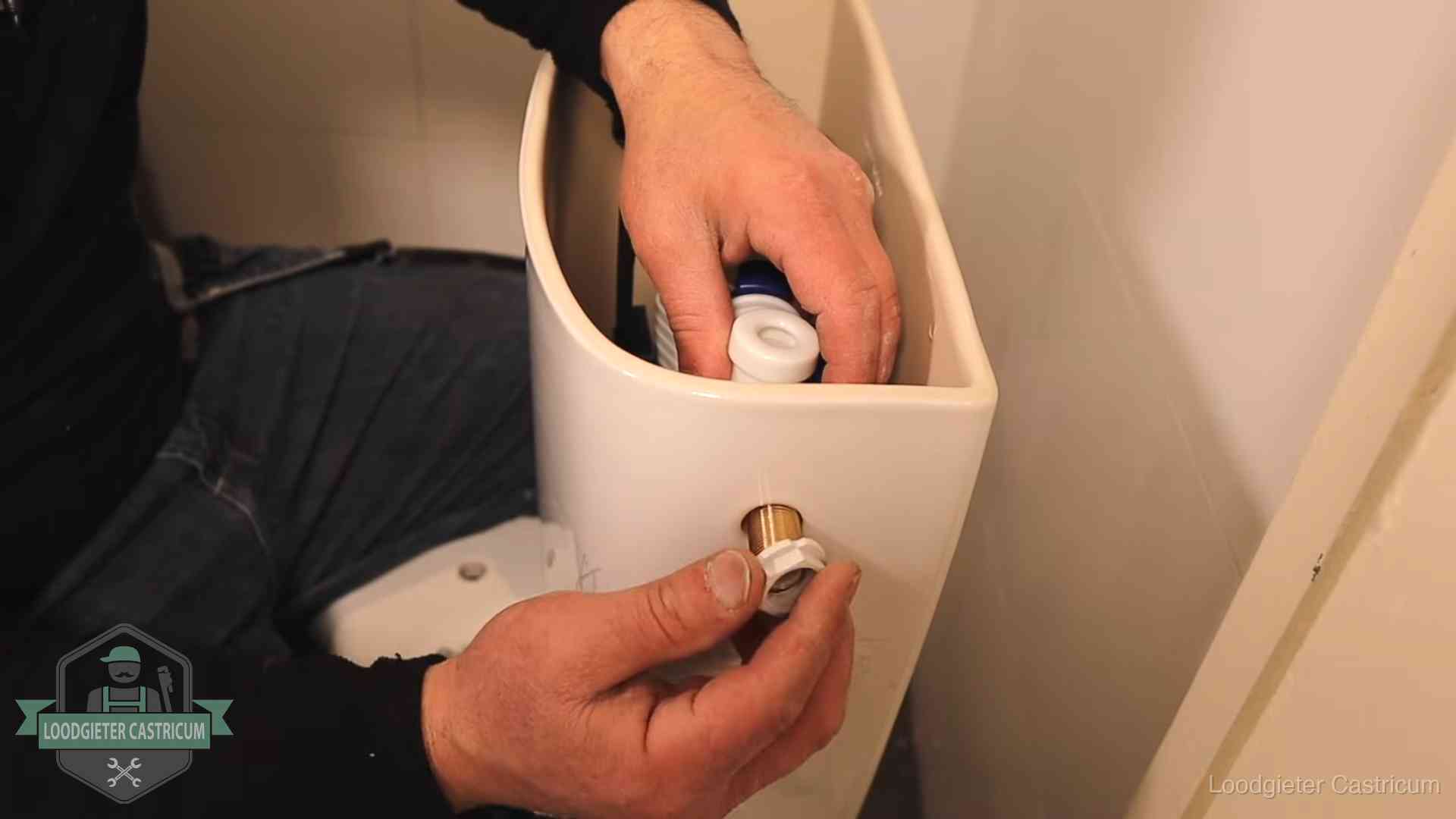 Loodgieter monteert de vlotterkraan van een stortbak bij een toilet in Castricum