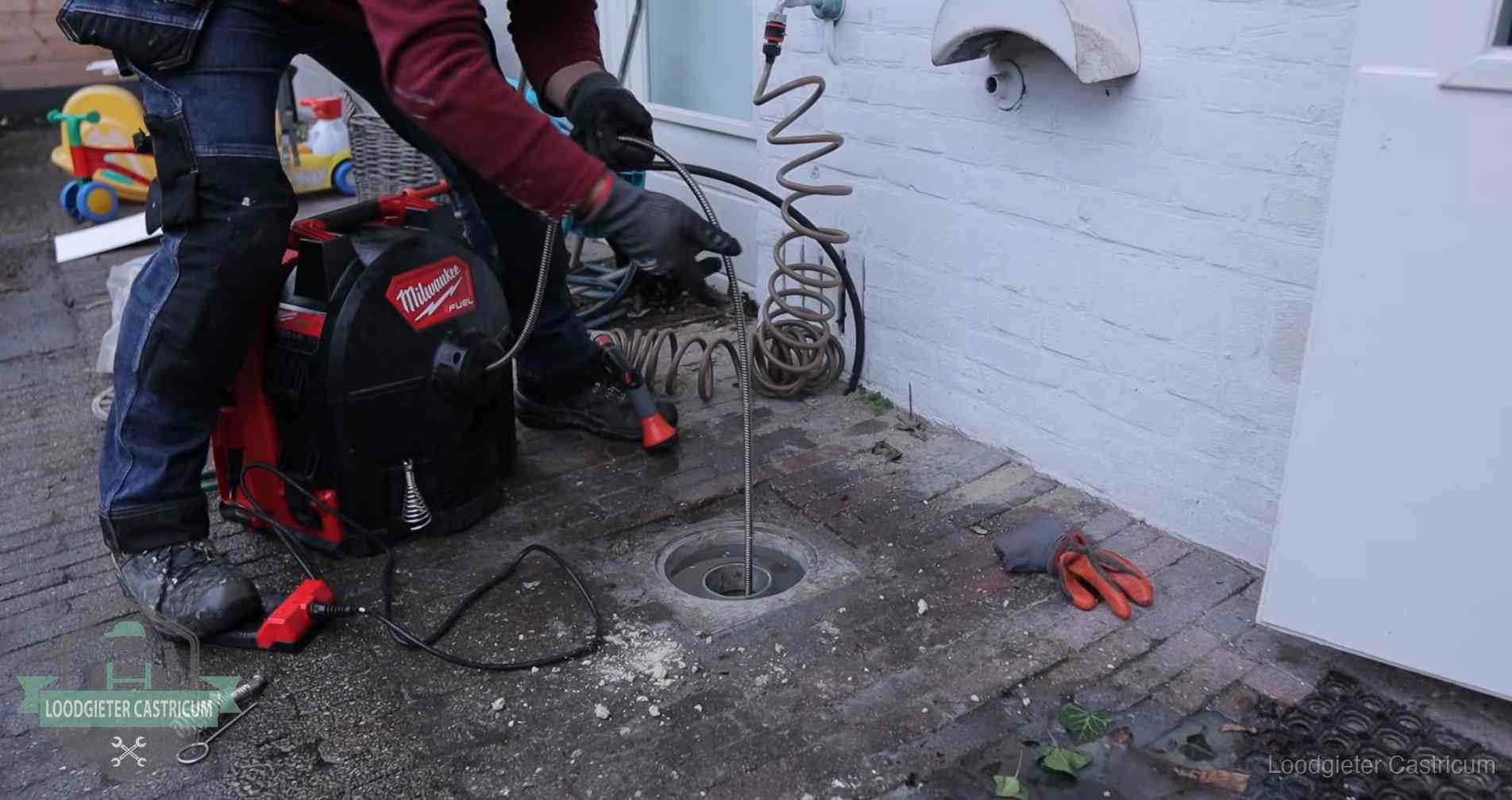 Erfgrens en gemeenteriool in Castricum Ontstoppingsputje in de bestrating naast de gevel van een woning in Castricum