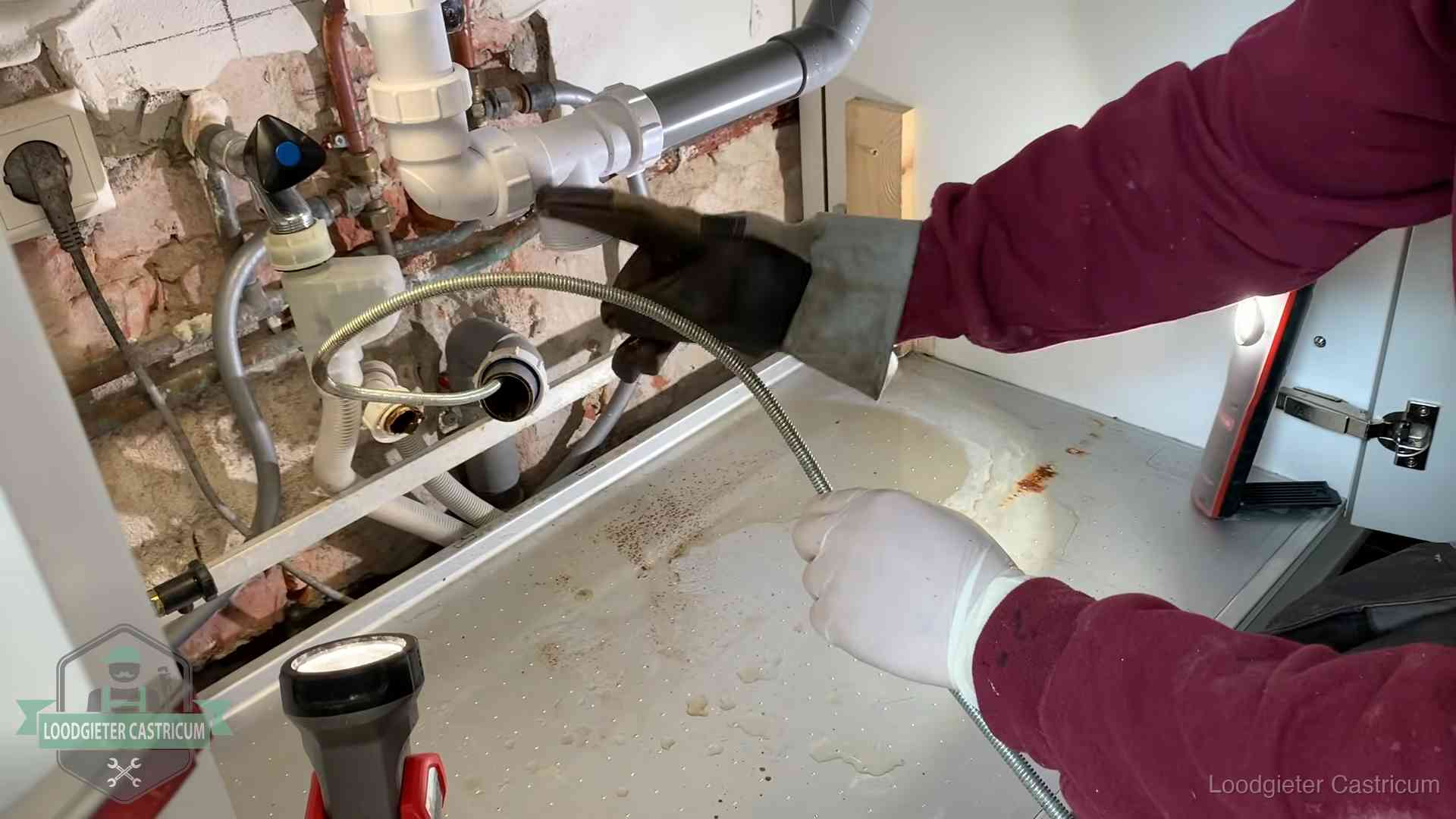 Spiraal of hogedruk in Castricum Ontstoppingsveer gaat in een geopende sifonaansluiting onder het aanrecht in Castricum