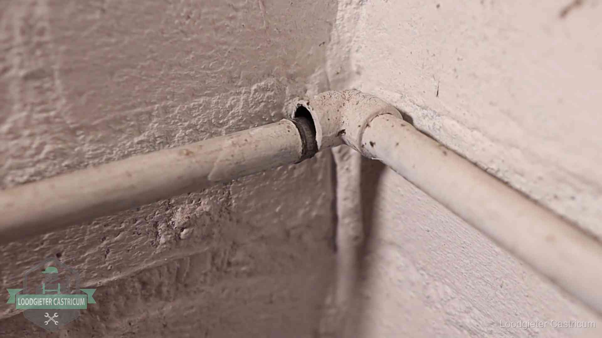 Oude waterleidingen en verborgen lekkage in Castricum Oude geverfde waterleiding met een losliggende fitting in een woning in Castricum