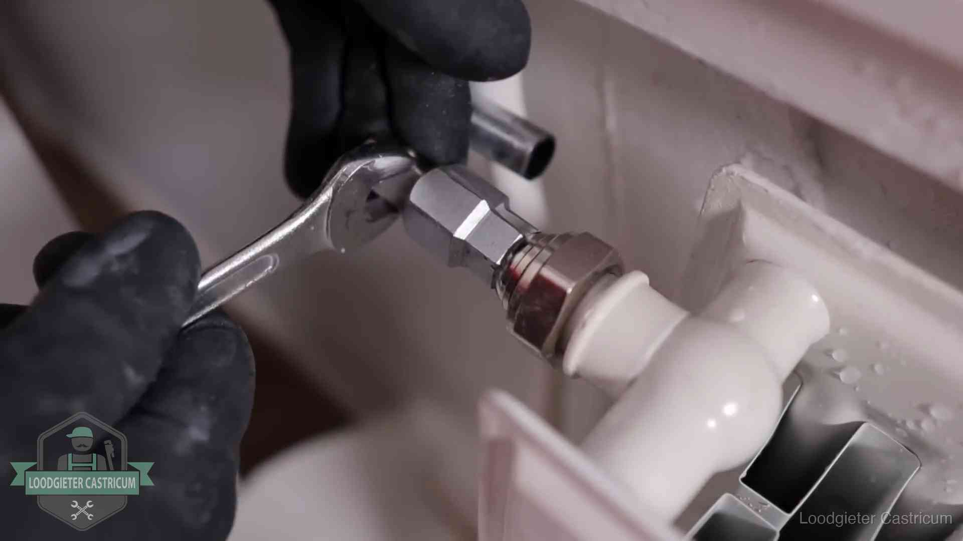 Radiatoren en waterzijdig inregelen in Castricum Steeksleutel draait een wartelkoppeling op een radiatorkraan aan in Castricum