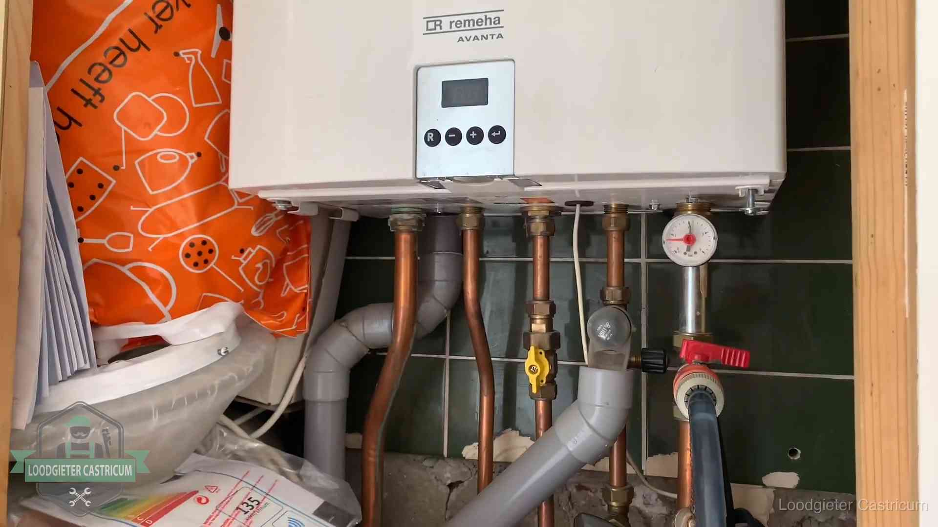 Remeha cv-ketel onderhoud in Castricum Oudere Remeha cv-ketel in een ketelkast in een woning in Castricum
