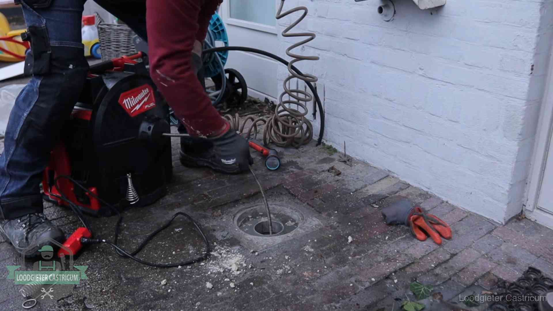 Prijs van een rioolontstopping in Castricum Spiraalmachine bij een ontstoppingsputje in de bestrating in Castricum