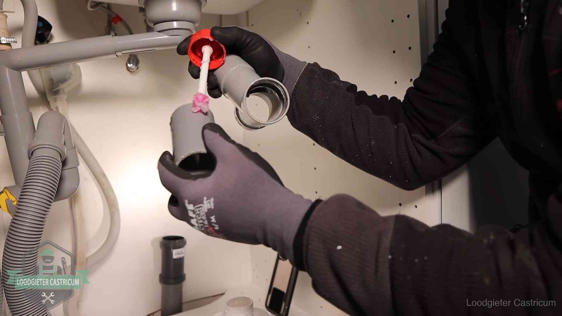 Oorzaak van een verstopte afvoer in Castricum Loodgieter demonteert en reinigt de sifon onder een keukenkast in Castricum