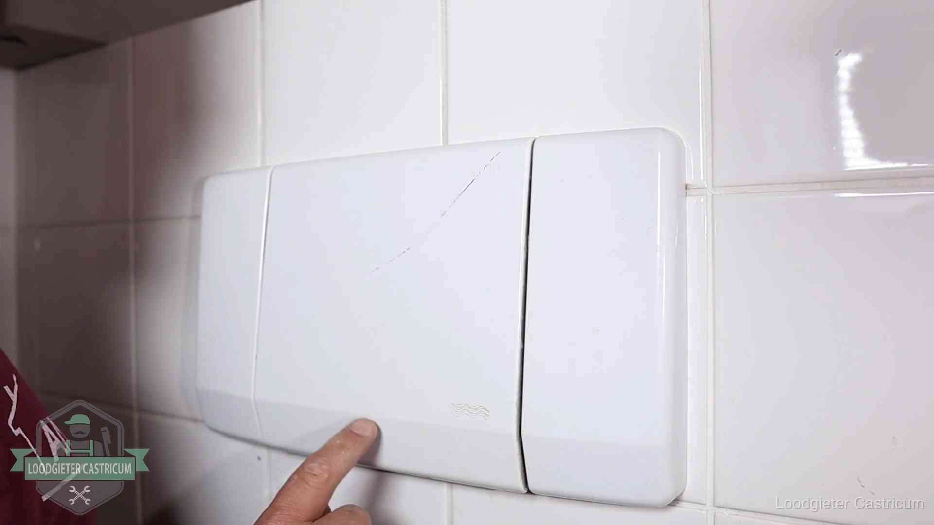 Bedieningspaneel van een inbouwreservoir van een hangend toilet in Castricum