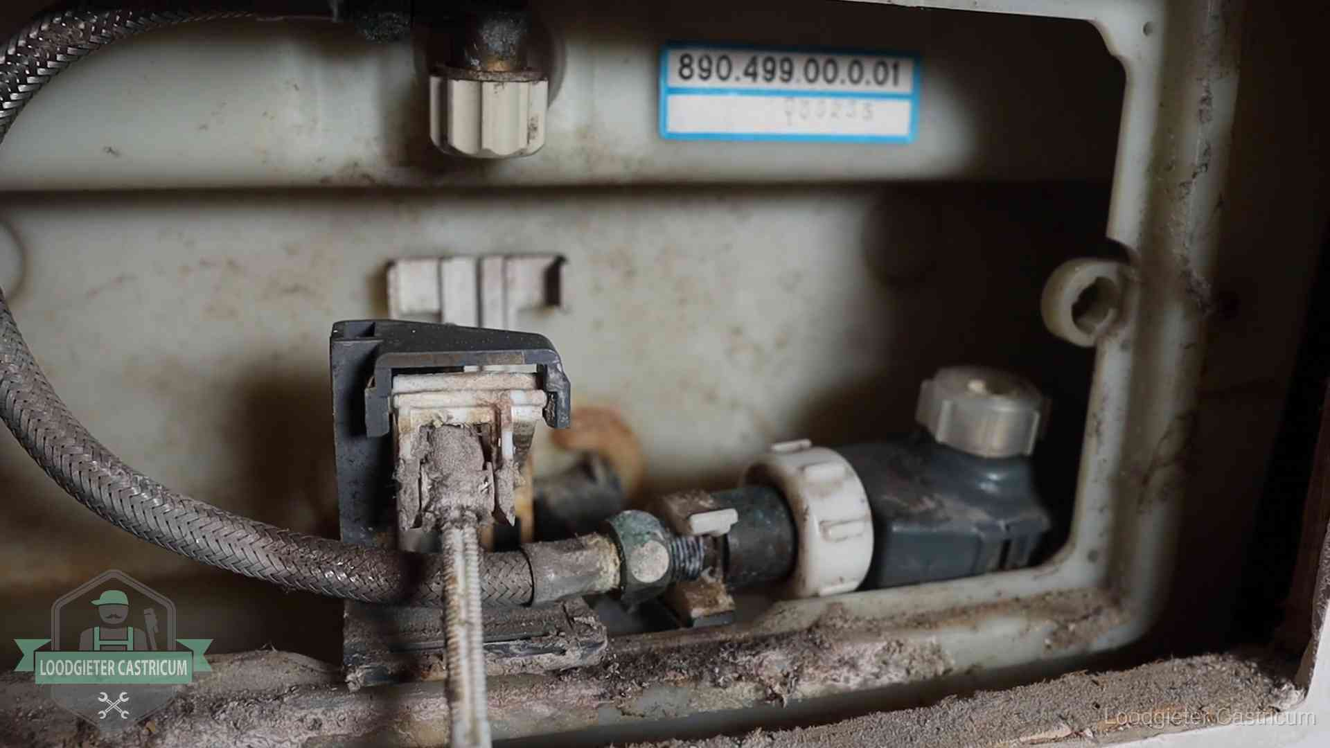 Verkalkt binnenwerk van een stortbak met vlotterkraan in Castricum