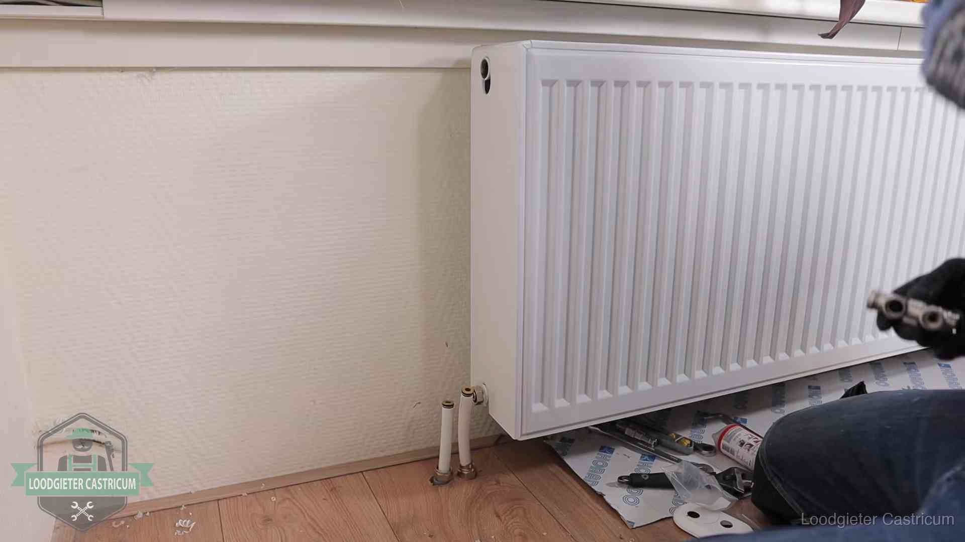 Verwarming per wijk in Castricum Nieuw gemonteerde radiator in een woonkamer in Castricum