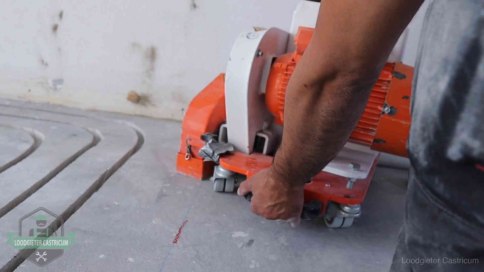 Lekkage in de vloerverwarming opsporen in Castricum Sleuvenpatroon voor vloerverwarming in de dekvloer van een woning in Castricum