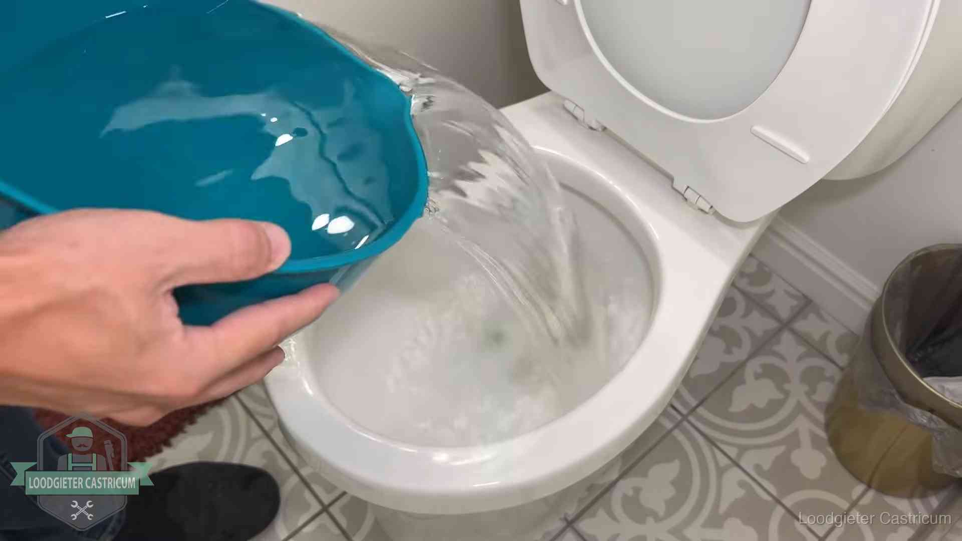 Warm water wordt voorzichtig in de wc-pot gegoten in Castricum