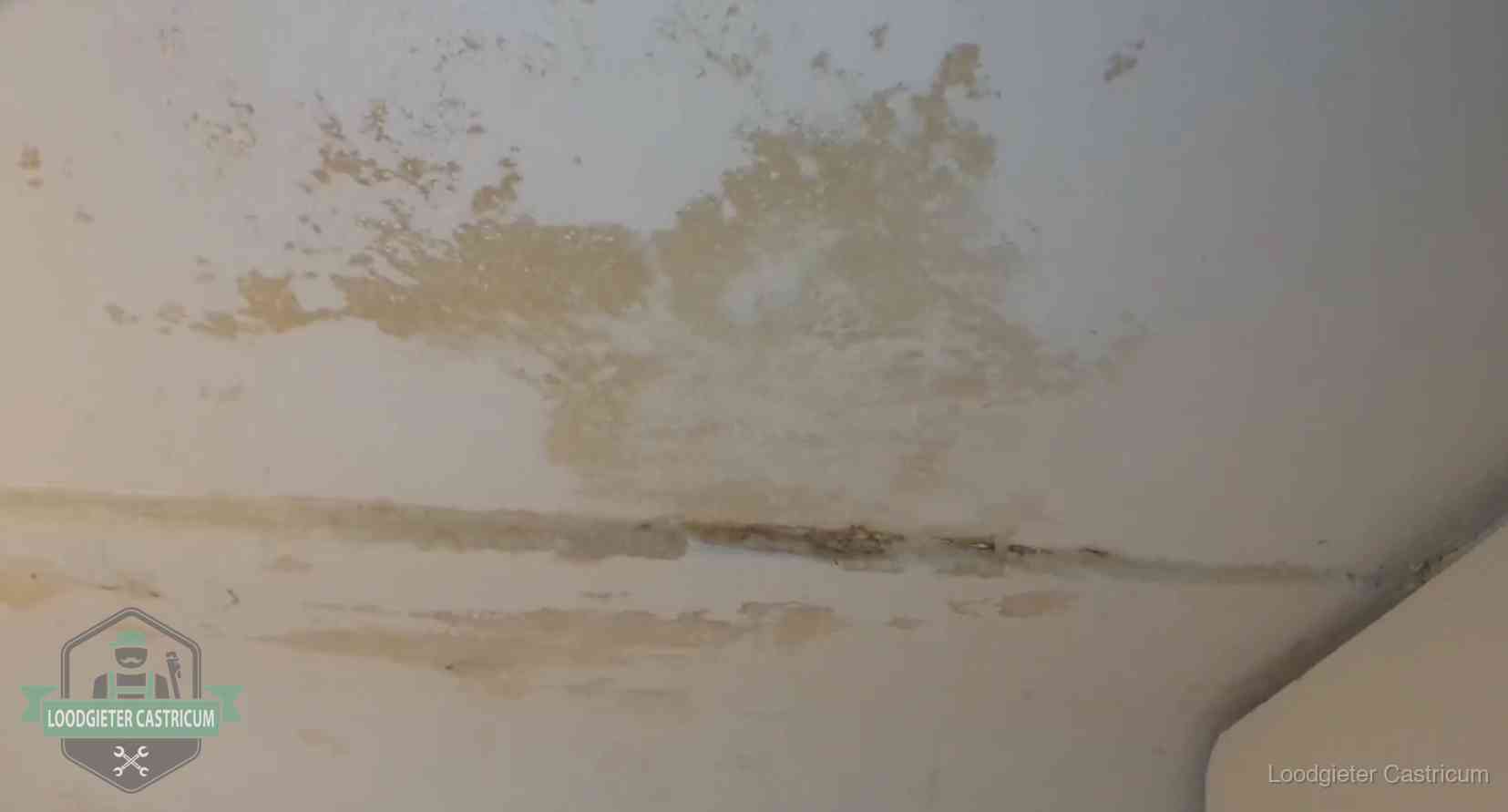 Verzekering bij rioolschade in Castricum Watervlekken op een plafond in Castricum, schade die je bij de verzekering meldt