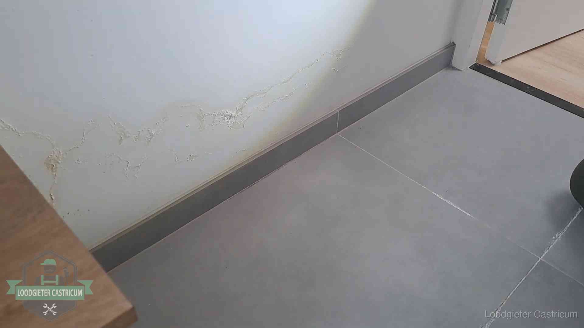 Waterschade met kalkuitbloeiing op een binnenwand in Castricum, vastgelegd voor de verzekering