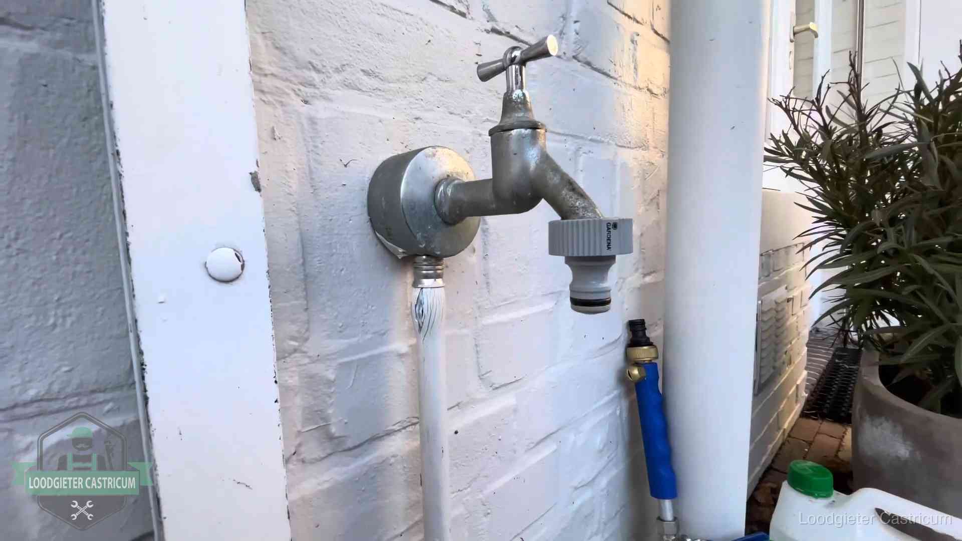 Hoge waterrekening in Castricum Buitenkraan met slangaansluiting bij een woning in Castricum, sluipverbruik zie je terug op de waterrekening