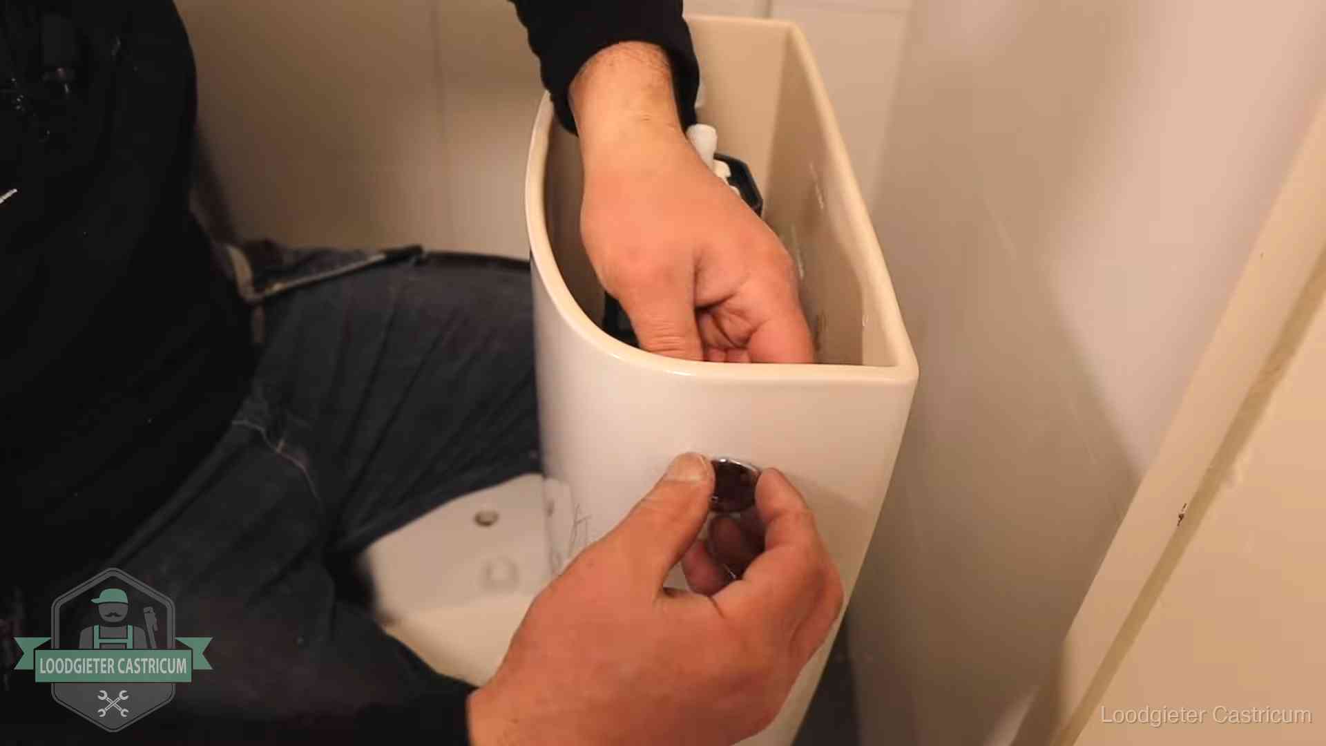 Drukknop van een duoblok-stortbak wordt gemonteerd bij een toilet in Castricum