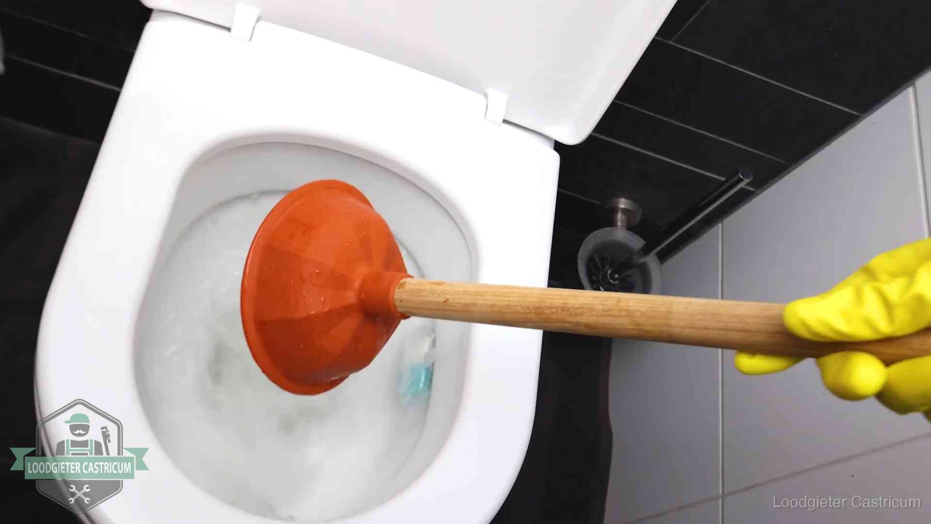 Plopper wordt in de wc-pot gedrukt bij het ontstoppen van een toilet in Castricum