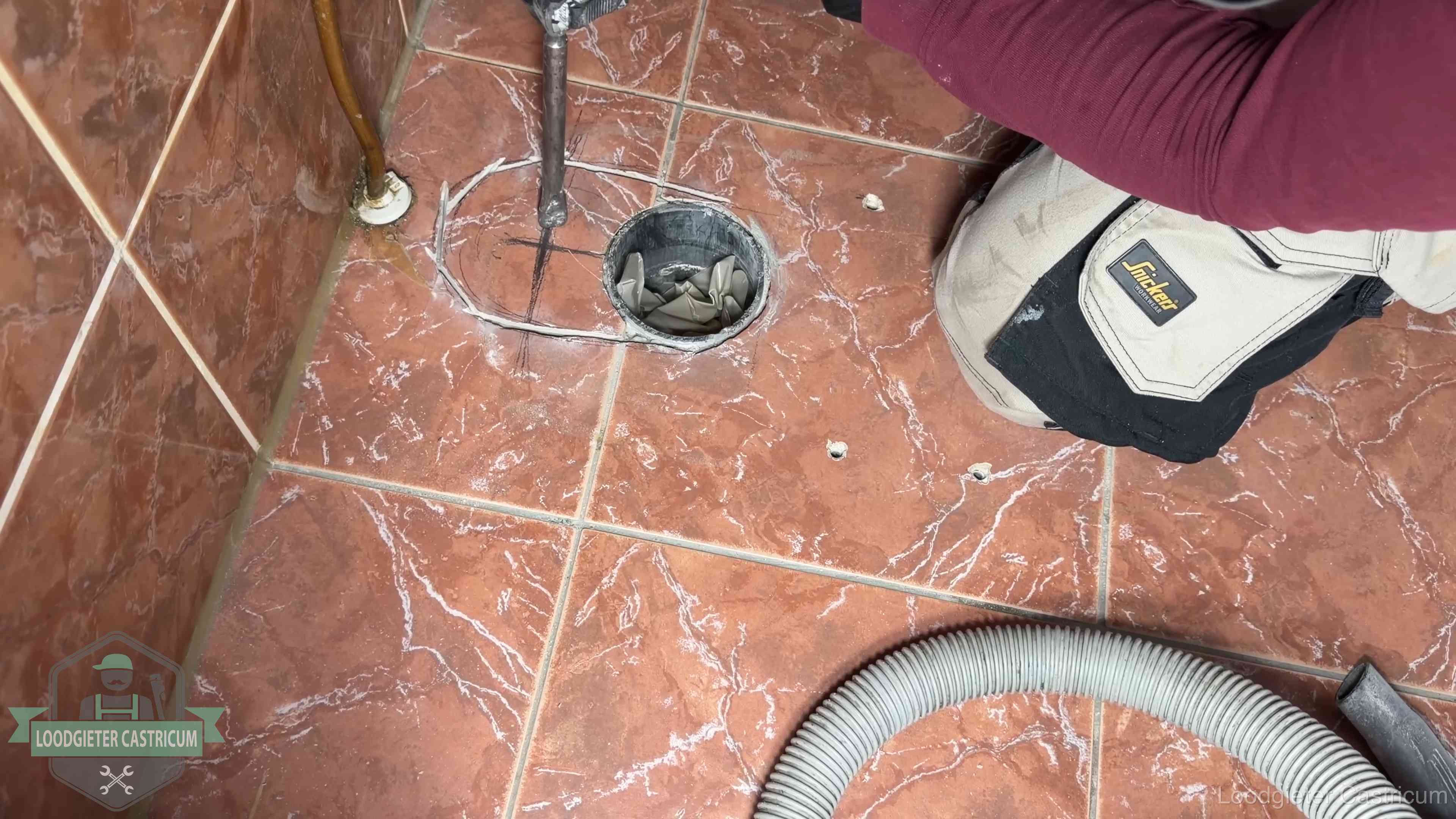 Open rioolaansluiting in de vloer waar de wc-pot is gedemonteerd in Castricum