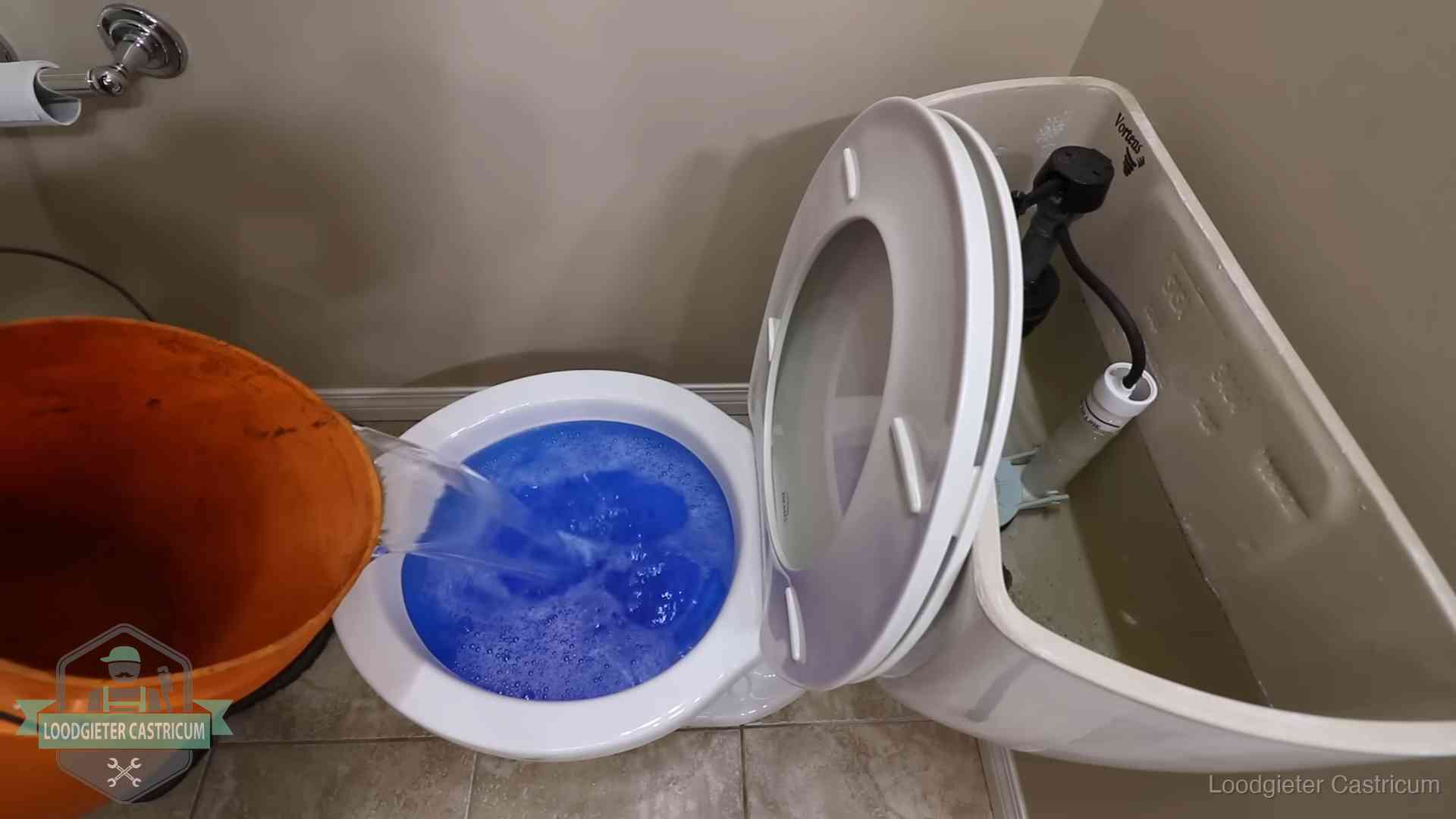 Water bij de wc-pot wordt met een emmer weggewerkt om schade te beperken in Castricum