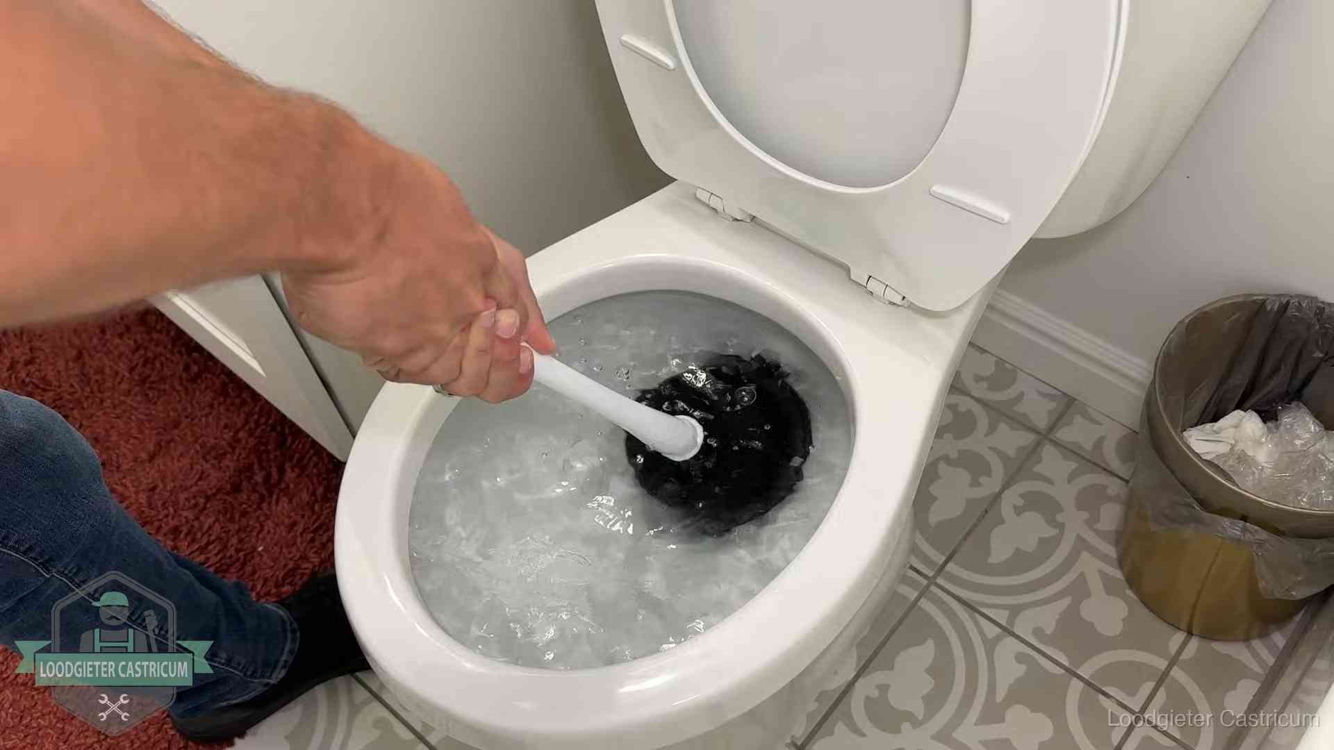 Zelf de wc ontstoppen met een plopper in Castricum, het water kolkt in de pot