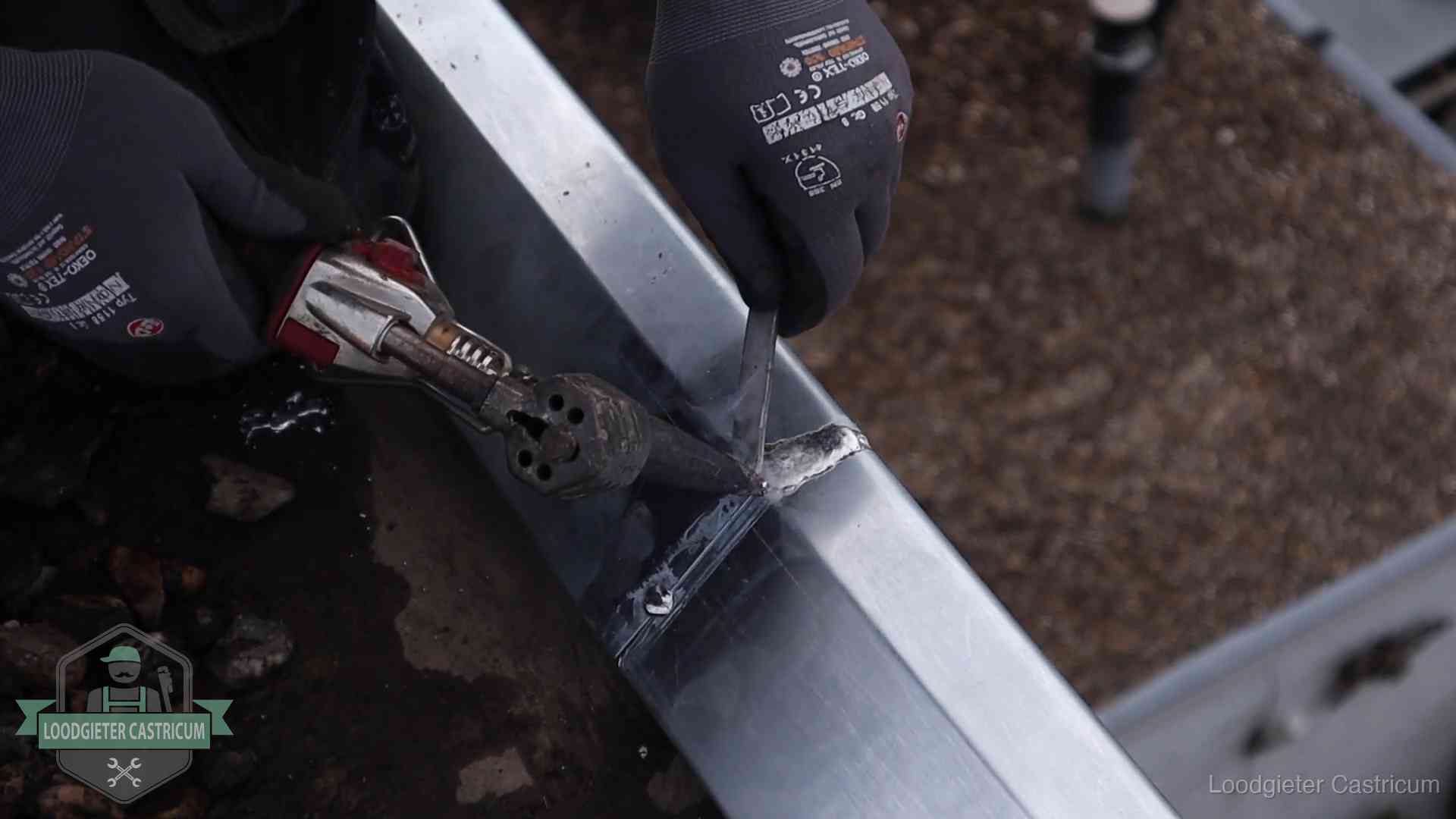 Zinken naad solderen op een dak in Castricum, vakwerk waar het bij zelf repareren vaak misgaat