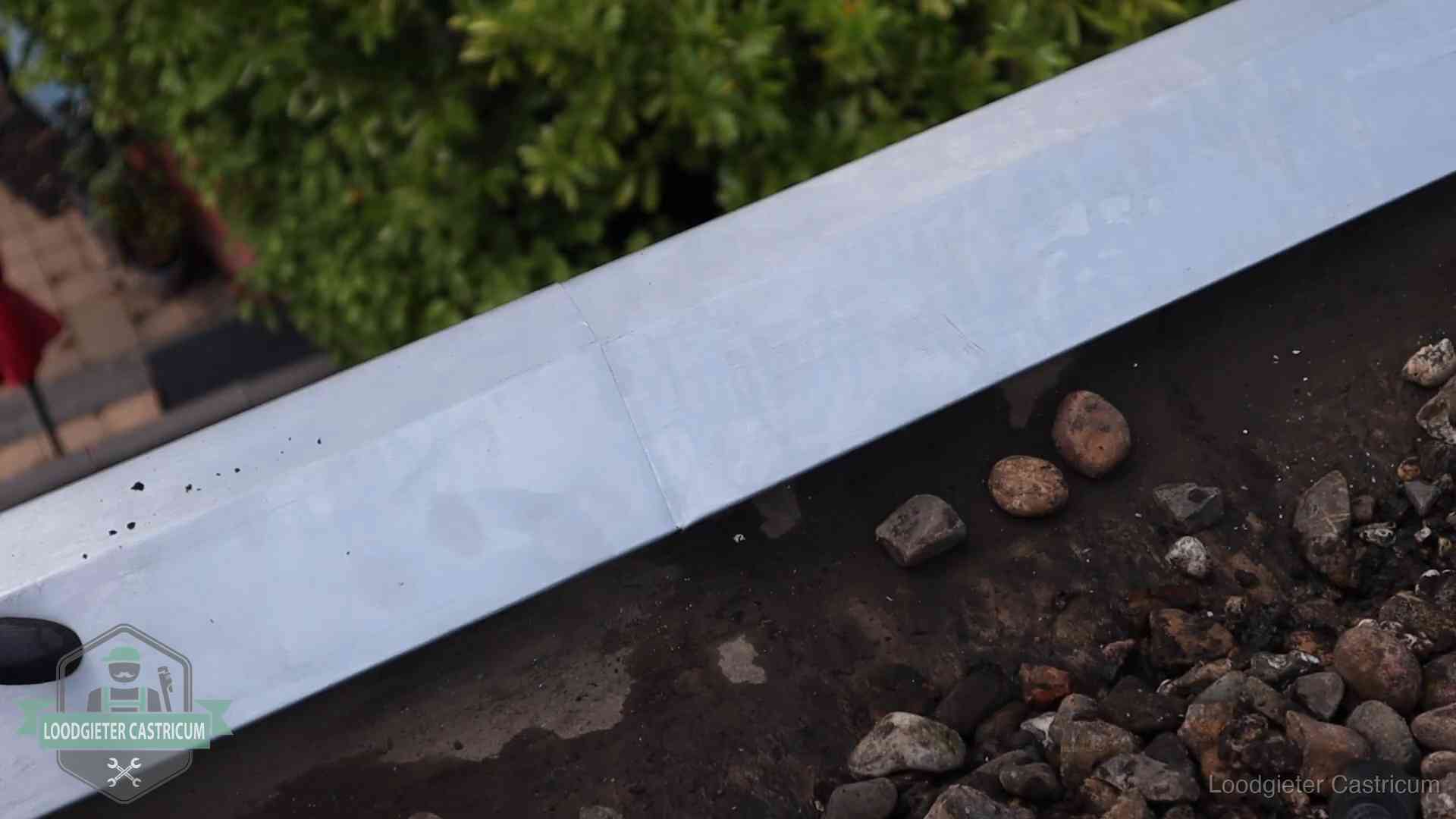 Strak gesoldeerd naaddetail in een zinken daktrim op een dak in Castricum